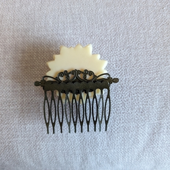 Pastel Orange / Yellow Flower | Decorative Hair Comb - Picture 2 of 2